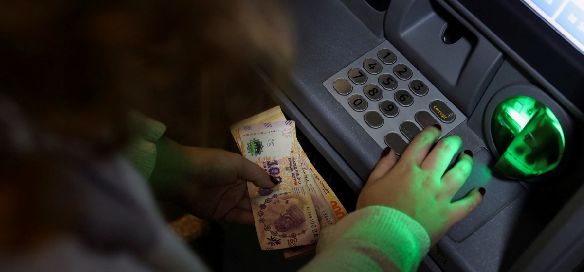 Condenan a Banco Santander por no detectar operatoria sospechosa de extracciones en cajeros automáticos