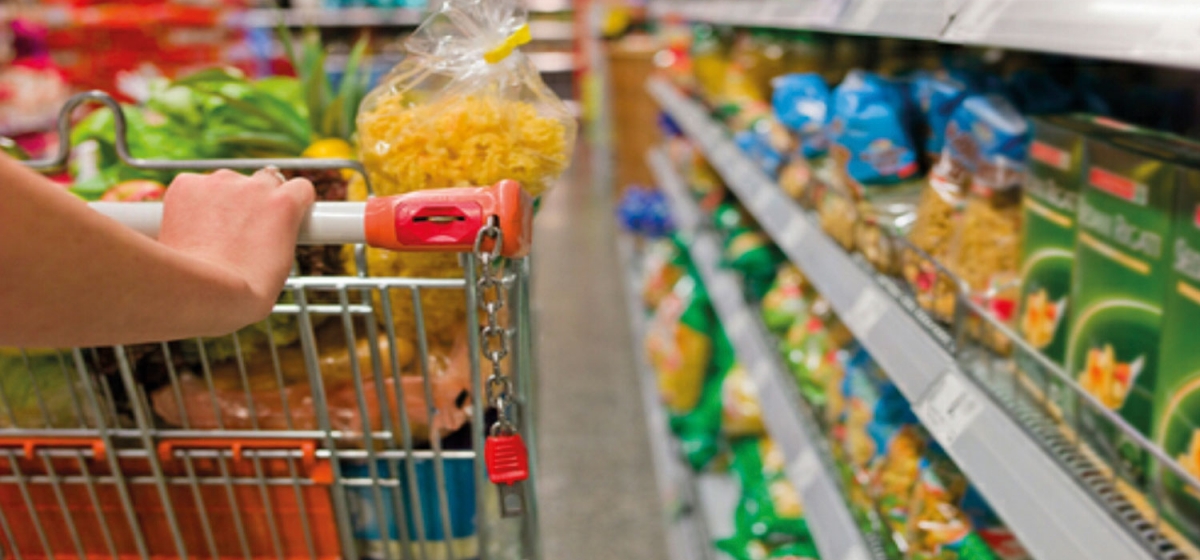 Un supermercado debe pagar 8 millones de pesos a una niña que se accidento con una estantería de tomates